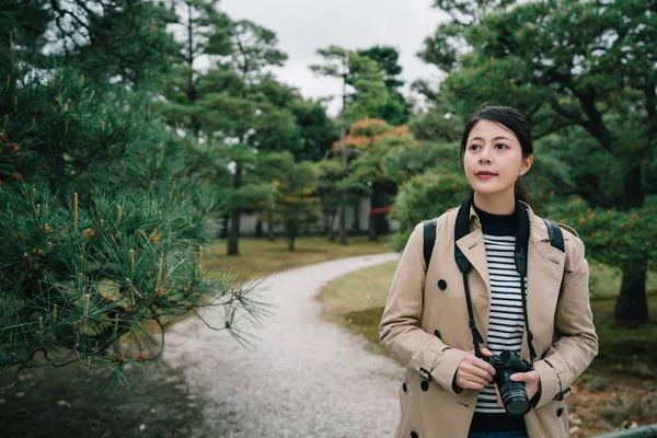 Una Hermosa Mujer Viajera Caminando Camino Templo Mochilero Pie Parque — Foto de Stock