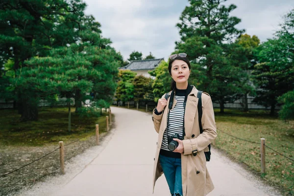 Atractiva Viajera Femenina Relajándose Caminando Camino Templo Señora Visitando Kyoto —  Fotos de Stock