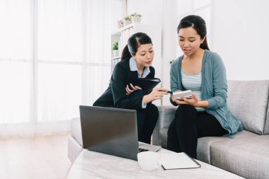 hesap makinesi ile satış sigorta planıyla ödeme miktarını kontrol kurnaz ev kadını. Ajan kadın sunum ve müşteriye sigorta detay danışmanlık.