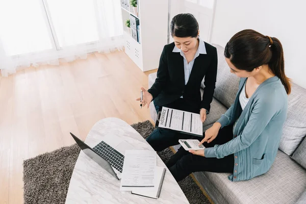 Professional Female Insurance Agent Introducing Assurance Planning Businesswoman Explaining Risk — Stock Photo, Image