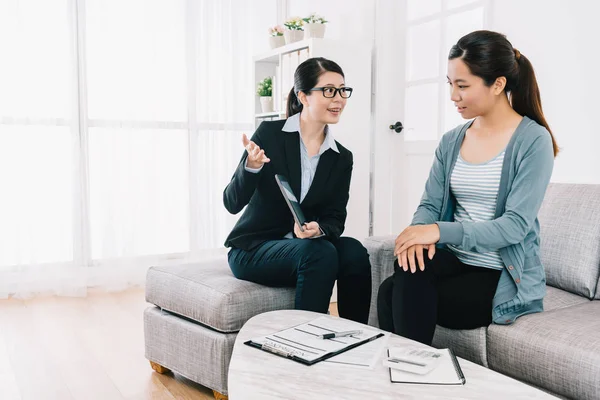 Professional Female Insurance Agent Giving Customer Her Best Advice Insurance — Stock Photo, Image