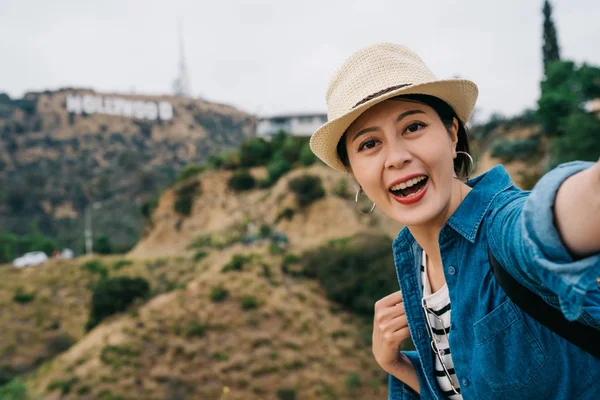 Turista Elegante Sorrindo Adorável Com Sinal Hollywood Fundo Menina Turística — Fotografia de Stock