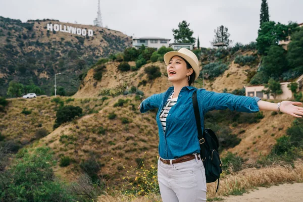Attractive Female Traveler Opening Her Arms Front Hollywood Sign Relaxing — Stock Photo, Image
