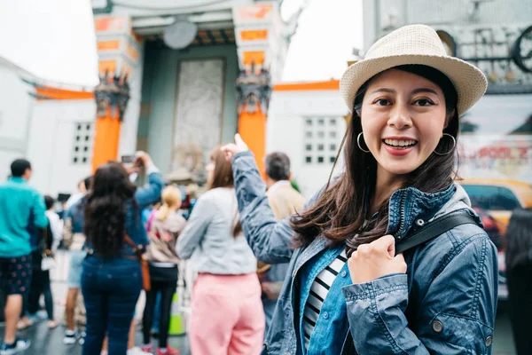 Γυναικείο Ταξιδιώτη Φορώντας Ψάθινο Καπέλο Και Ενθουσιασμένος Επισημαίνοντας Κινέζικο Θέατρο — Φωτογραφία Αρχείου