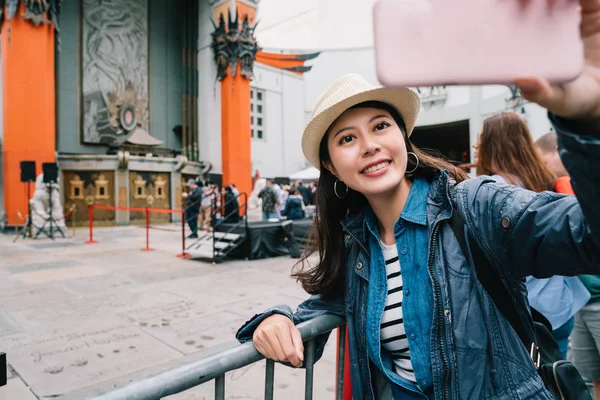 Елегантні Жіночі Мандрівника Стоїть Перед Китайського Театру Беручи Selfie Молоді — стокове фото