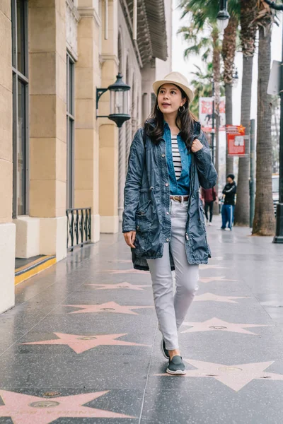 Full Length Photo Beautiful Lady Window Shopping Hollywood Boulevard Asian — Stock Photo, Image