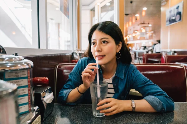 Elegante Dama Sentada Comedor Bebiendo Agua Con Paja Esperando Que — Foto de Stock