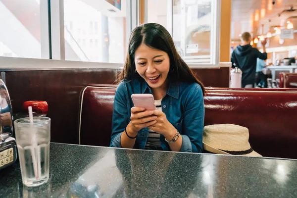 Casual Lady Relaxing Sitting Diner Joyfully Chatting Her Friend Smartphone — Stock Photo, Image
