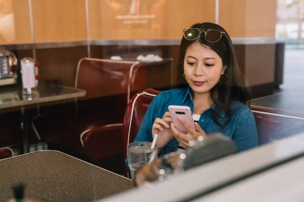 Μοντέρνα Κυρία Χρησιμοποιώντας Κινητό Τηλέφωνο Και Κάθεστε Στο Εστιατόριο Γυαλιά — Φωτογραφία Αρχείου