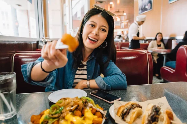 Beautiful Traveler Trying American Food Diner Face Camera Smiling Joyfully — Stock Photo, Image