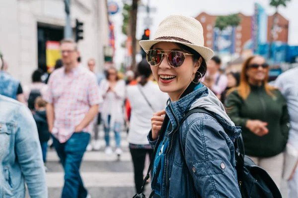Female Tourist Wearing Fashion Sunglasses Turning Back Her Head Smile — Stock Photo, Image