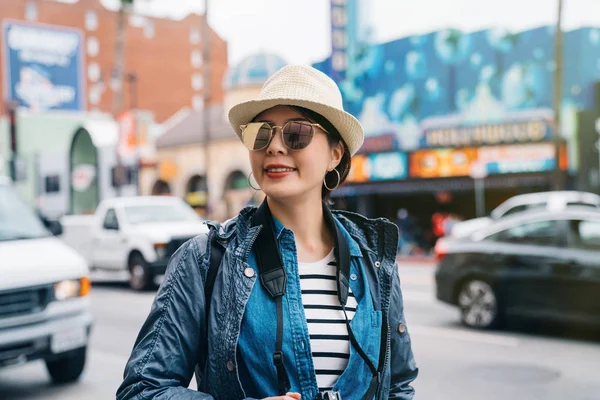 Turista Femenina Caminando Por Calle Visitando Ciudad Mujer Asiática Sonriendo — Foto de Stock