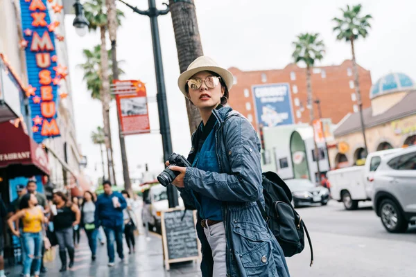 Elegant Female Photographer Standing Street Taking Pictures Busy Street Pretty — Stock Photo, Image