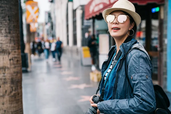 Wisatawan Wanita Yang Elegan Berdiri Jalan Dan Tertarik Dengan Langit — Stok Foto