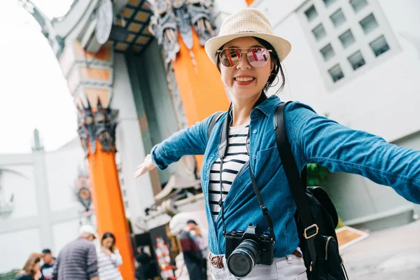 Atrakcyjna Kobieta Podróżnik Otworzenie Jej Ramiona Stojąc Przed Chiński Teatr — Zdjęcie stockowe