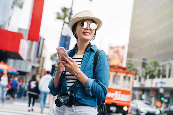 Attractive Female Traveler Using Her Phone Check Direction Next Spot — Stock Photo, Image