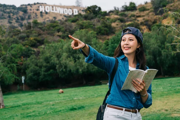 Elegante Viajera Femenina Sosteniendo Guía Señalando Hermoso Cielo Destino Verano — Foto de Stock