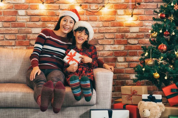 Glad Mamma Och Barn Sitter Soffan Som Firar Jul Tillsammans — Stockfoto