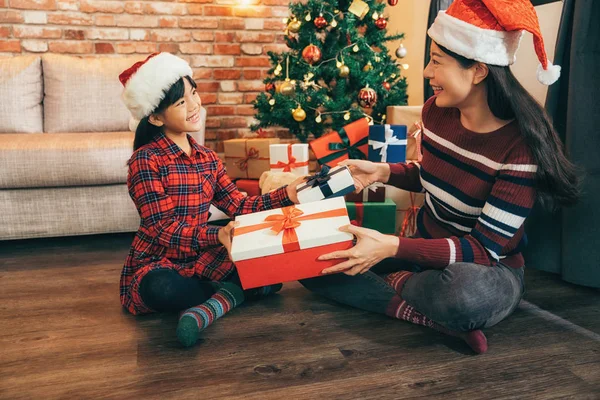 Ung Mamma Och Hennes Döttrar Trä Golvet Julgran Hemma Attraktiva — Stockfoto