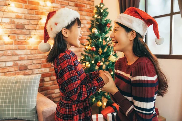 Vacker Mamma Hålla Santa Flicka Kid Hand Och Ler Glatt — Stockfoto