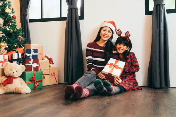 Kid Med Presentkort Från Härligt Mamma Glad Juldekoration Huset Attraktiva — Stockfoto