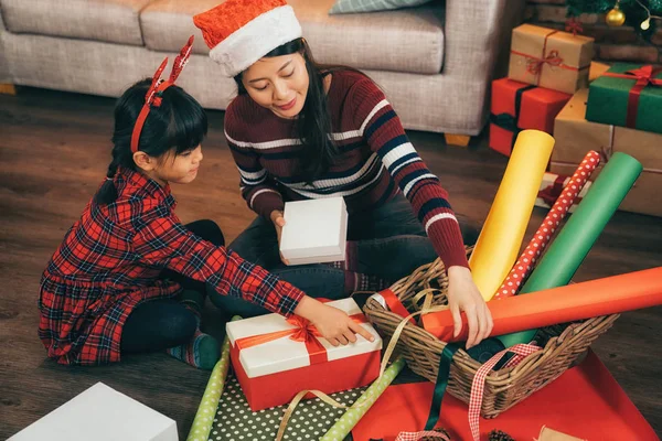 Förälder Och Litet Barn Roligt Nära Julklappar Inomhus Kärleksfull Familj — Stockfoto