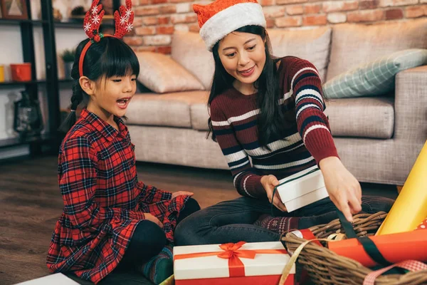 Parent Petit Enfant Amusent Intérieur Famille Aimante Avec Des Cadeaux — Photo