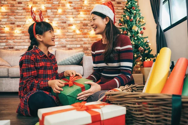 Kid Och Härligt Mamma Handgjorda Xmas Gåvor Presenterar Inslagning För — Stockfoto