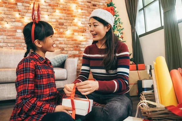 Familjen Presentpapper Julafton Attraktiva Santa Flicka Och Vackra Barn Packa — Stockfoto