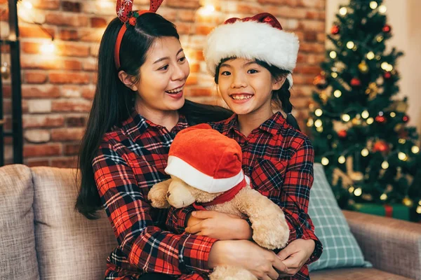 Bella Giovane Madre Che Abbraccia Figlia Con Amore Vigilia Natale — Foto Stock