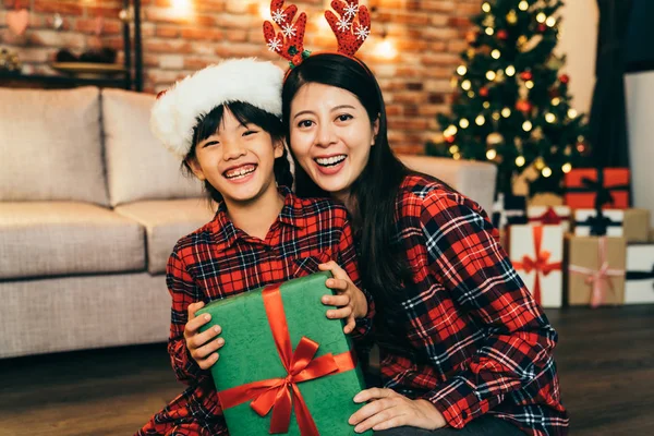 Förälder Och Litet Barn Roligt Nära Julgran Inomhus Kärleksfull Familj — Stockfoto