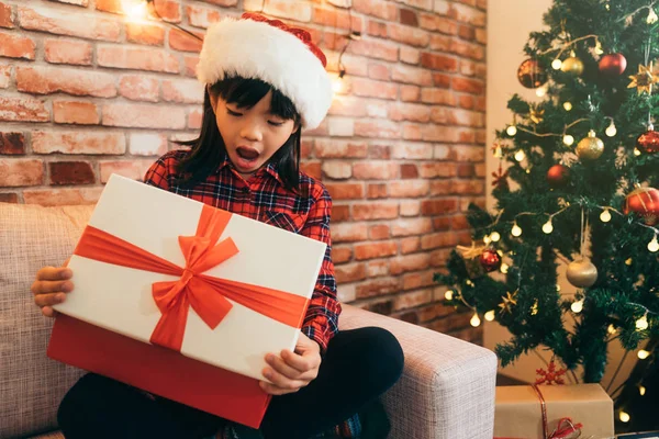 Enfant Fille Noël Dans Une Bouche Ouverture Chapeau Père Noël — Photo