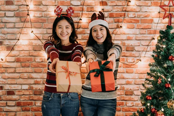 Natale Giovane Ragazza Amici Dando Regali Concetto Bellissimi Adolescenti Piedi — Foto Stock