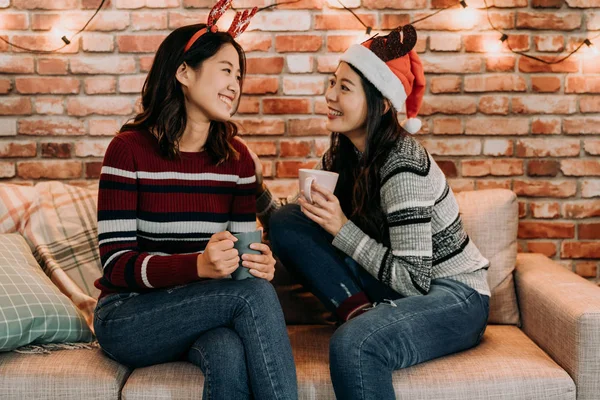 Två Bästa Vänner Som Sitter Soffan Medan Firar Jul Hemma — Stockfoto