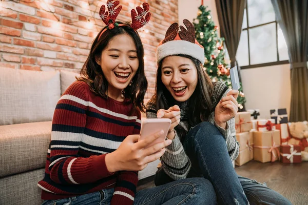 Unga Flickor Entusiastiska Över Jul Försäljning Online Kläder Butik Betala — Stockfoto