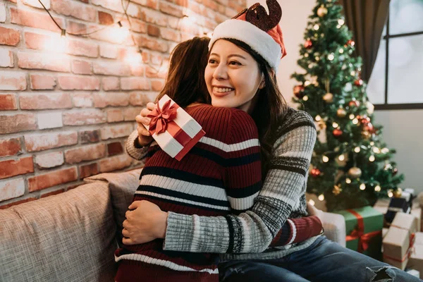 Bästa Väninnor Firar Jul Tillsammans Unga Damer Utbyta Gåvor Hemma — Stockfoto