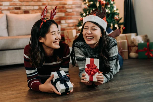 Amici Sdraiati Sul Pavimento Vigilia Natale Asiatiche Giovani Ragazze Divertirsi — Foto Stock