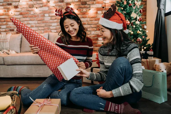 Asiatiska Unga Tjejer Att Kul Inslagning Gåvor Hemma Bra Teamwork — Stockfoto