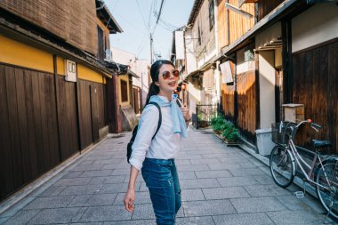 sevinçle sokakta yürürken ve geri dönüş çekici Bayan sevgilisi emin olmak için onu takip ediyor. Japonya yaz tatil kız huzurlu şehir zevk seyahat. Kyoto'da görmek için ünlü şeyler bulma.