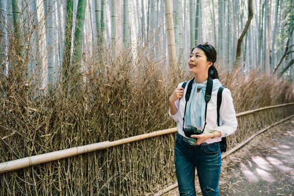 Fotógrafa Relajante Caminando Bosque Bambú Respirando Aire Fresco Arashiyama Las — Foto de Stock