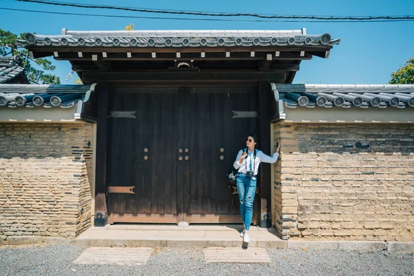 Γυναικείο Κομψό Ταξιδιώτη Στέκεται Μπροστά Από Την Πόρτα Και Στηρίζονται — Φωτογραφία Αρχείου