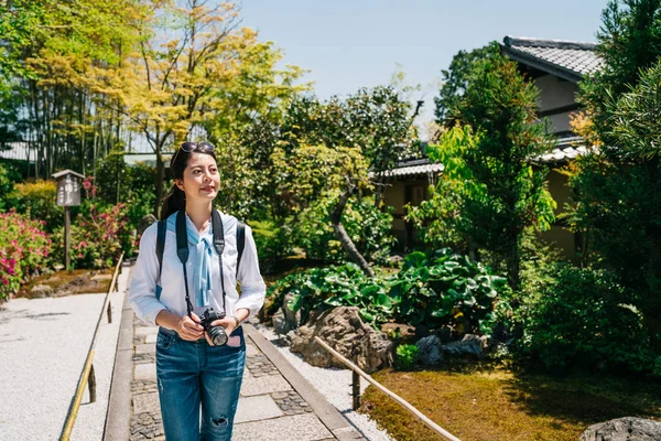 Όμορφο Κορίτσι Ταξιδιώτης Περπάτημα Στη Διαδρομή Ιαπωνικό Κήπο Την Άνοιξη — Φωτογραφία Αρχείου