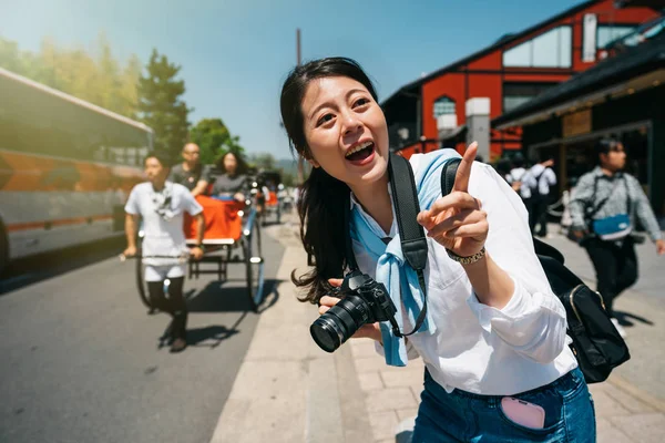 Joyful Girl Traveler Curiously Pointing Sky Rickshaw Background Lady Lens — Stock Photo, Image