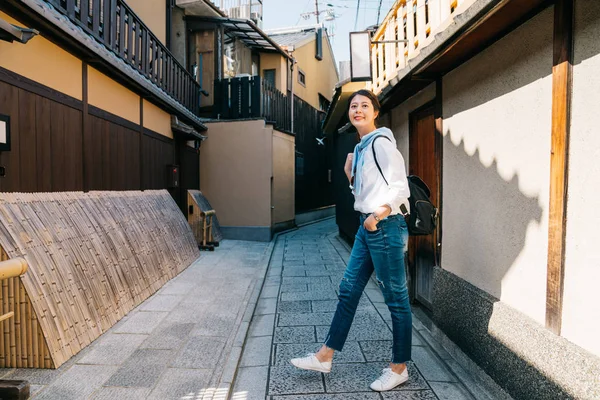 Volle Länge Einer Fröhlichen Frau Die Der Traditionellen Gasse Japans — Stockfoto