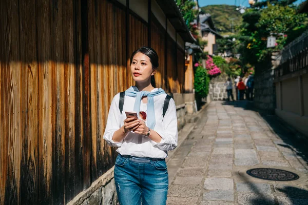 Traveler Reading Guide Her Cellphone While Visiting Famous Japanese Town — Stock Photo, Image