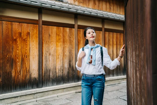 Vrouwelijke Toeristische Wandelen Het Ishibe Straatje Kyoto Ervaring Lokale Japanse — Stockfoto