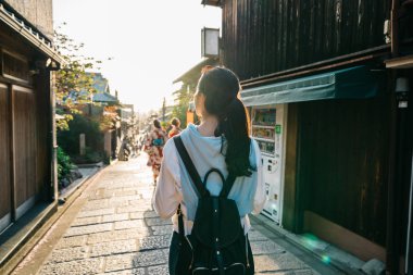 güzel kadının sokakta ve açık onu yürüyüş arkadan görünüm iki genç kız kimono ile yürümek vardır. Japon Bayan renkli geleneksel kostüm konsepti ile. Asya seyahat kyoto turda yalnız.