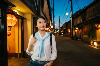Japonya'da sakin sokakta geceleri yürüyen güzel kadın gezgin. Kyoto şehir seyahat Asyalı kadın turist. Asya Tur seyahat.