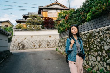 güzel kadın gezgin başında onun güneş gözlüğü ile yolda yürürken rahatlatıcı. Bayan turist Japonya Seyahat Rehberi takip. Kyoto iyi yolculuklar.