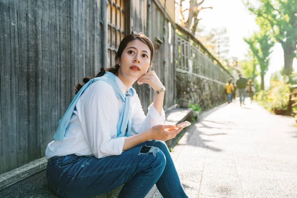 Красивая Леди Сидящая Улице Болтающая Смартфону Ожидая Свою Подругу Японский — стоковое фото